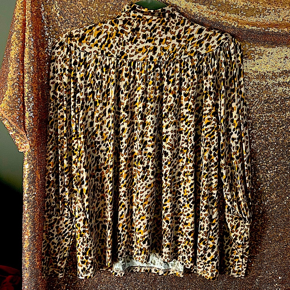 Ann Taylor Leopard print long sleeved top. Size XS petite